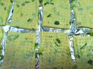 17、香葱苏打饼干,用叉子，扎上均匀的小眼