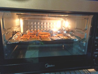 18、香葱苏打饼干,烤箱预热，170度烤15分钟。