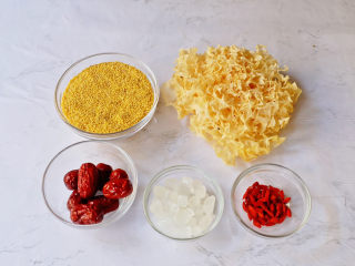 1、银耳小米粥,准备好材料