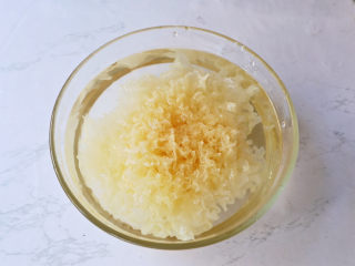 2、银耳小米粥,银耳提前泡发