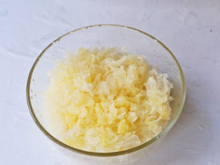 3、银耳小米粥,将泡好的银耳去蒂撕成小朵