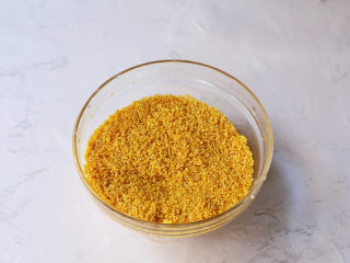 4、银耳小米粥,小米洗净