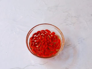 6、银耳小米粥,枸杞用水浸泡备用