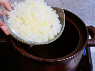 7、银耳小米粥,砂锅中加入银耳