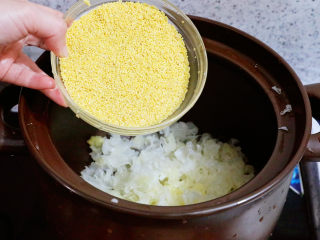 8、银耳小米粥,加入小米