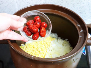 9、银耳小米粥,加入红枣