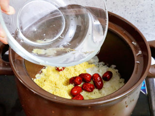 10、银耳小米粥,加入水