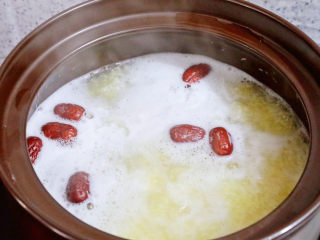 11、银耳小米粥,大火煮开