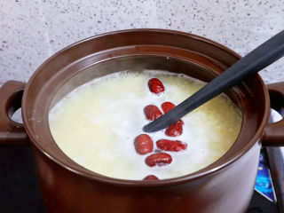 13、银耳小米粥,期间记得用勺子来回搅拌，免得粘锅