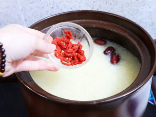 14、银耳小米粥,煮至银耳软烂时下枸杞