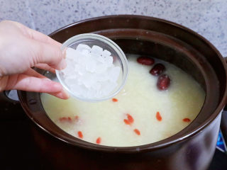 15、银耳小米粥,加入冰糖
