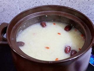 16、银耳小米粥,煮至冰糖融化即可