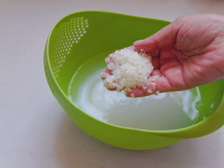 1、潮汕海鲜粥,大米淘洗两遍，控水。