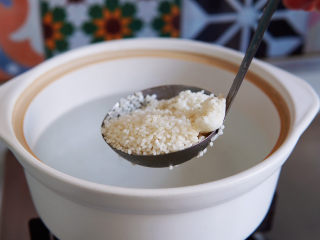 7、潮汕海鲜粥,经过冷冻后的大米，加入沸水中，中火煮开。