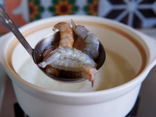 11、潮汕海鲜粥,大约煮二十分钟，大米完全开花了，这是把虾放入锅里。