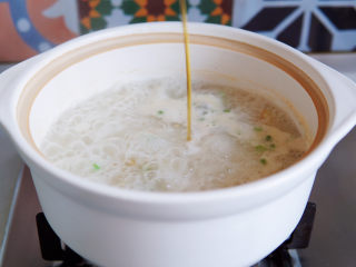 16、潮汕海鲜粥,最后加入芝麻油，关火，加盖焖十分钟。