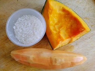 1、红薯南瓜粥,主要食材，半杯大米，一块南瓜，一个去皮红薯。