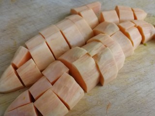 3、红薯南瓜粥,红薯切块。