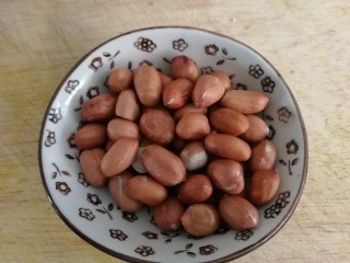 4、红薯南瓜粥,放一小碟花生米，民间又叫长寿果。