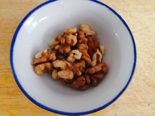 5、红薯南瓜粥,放点核桃仁，其中的不饱和脂肪酸，可以降低血胆固醇，温补，润肺，润肠。