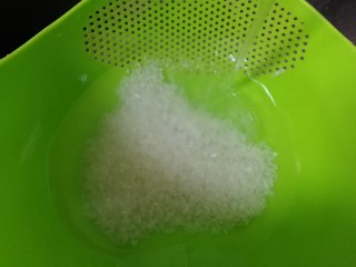 6、红薯南瓜粥,清水洗米。