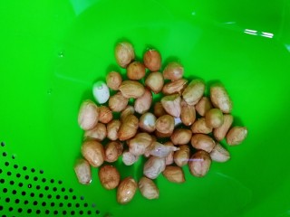 9、红薯南瓜粥,花生米清水洗掉浮灰。