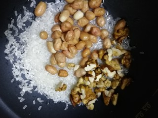 11、红薯南瓜粥,核桃仁掰小块放入锅内。