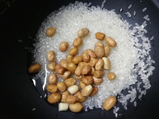 10、红薯南瓜粥,放入锅内。