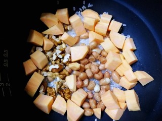 12、红薯南瓜粥,放入红薯块，其含有大量膳食纤维，可增加肠胃蠕动。