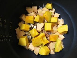 13、红薯南瓜粥,放入南瓜块，其含有丰富的果胶，维生素A,补中益气，清热解毒。