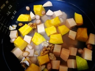 14、红薯南瓜粥,加到水位线高度的清水。