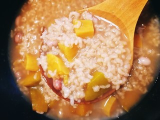 16、红薯南瓜粥,香甜的红薯南瓜粥就好了。