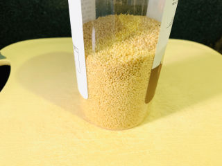 1、苹果小米粥,取出小米；