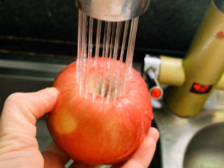 2、苹果小米粥,洗净苹果????；