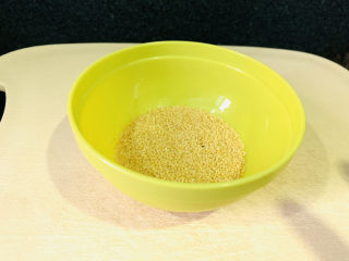 3、苹果小米粥,小米30克；