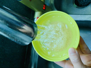 4、苹果小米粥,用水稍微冲洗两遍就可以了；