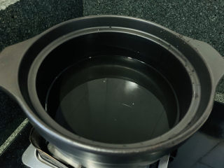 5、苹果小米粥,砂锅加入清水；