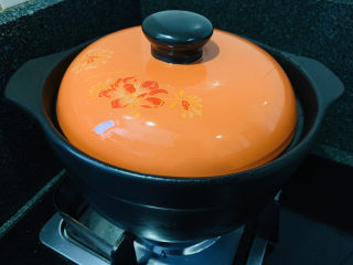 6、苹果小米粥,盖住锅盖煮沸；