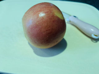 7、苹果小米粥,苹果一个洗净；