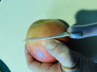 8、苹果小米粥,苹果底部也就是三分一的地方切下来；