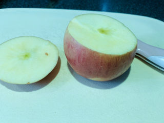 9、苹果小米粥,小心圆切；