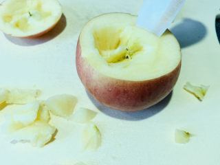 10、苹果小米粥,把苹果肉挖出来；