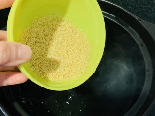 12、苹果小米粥,倒入小米；