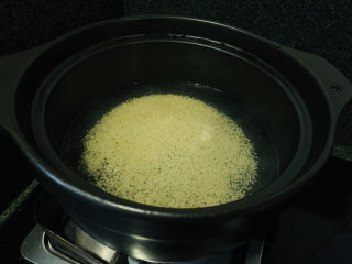 13、苹果小米粥,稍微搅拌下；