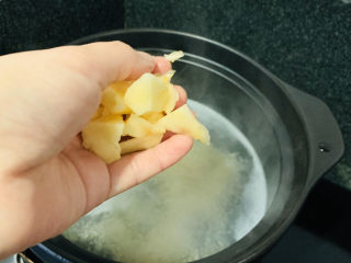 14、苹果小米粥,放入切好的苹果碎；