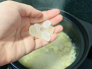 16、苹果小米粥,加入冰糖；