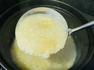 18、苹果小米粥,汁浓稠，就可以了；