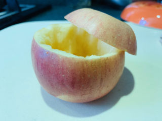 19、苹果小米粥,把煮好的小米粥装入“苹果碗里”，一次装不完，可以盛在其他碗内，吃完再装入，小朋友特别喜欢。