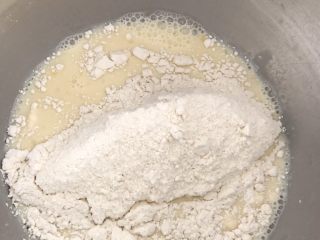 6、无需打发，无需泡打粉的松饼,倒入过筛好的低筋面粉和高筋面粉。