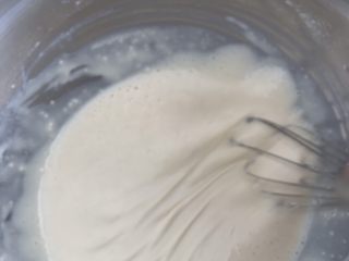 7、无需打发，无需泡打粉的松饼,用Z字搅拌法，搅拌至无干粉，无颗粒。